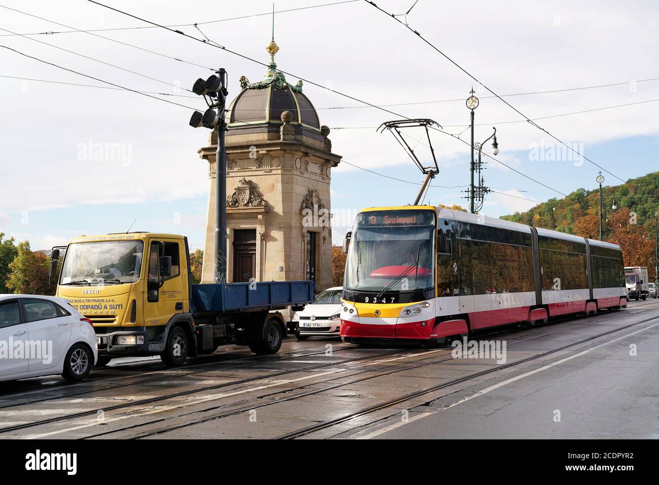 Straßenverkehr während der Hauptverkehrszeit auf einer Brücke in der Zentrum von Prag Stockfoto