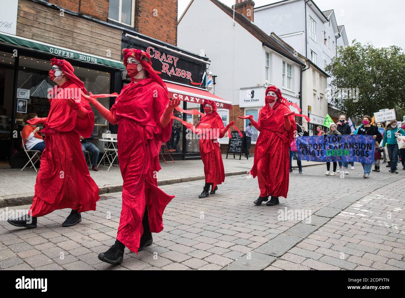 Bishop’s Stortford, Großbritannien. August 2020. Klimaaktivisten von Extinction Rebellion nehmen an einem Protest gegen die Erweiterung des Stansted Airport Teil. Die Aktivisten fordern die Manchester Airports Group auf, ihren Appell, für den die Planungsgenehmigung zuvor vom Uttlesford District Council verweigert wurde, zurückzuziehen, um den Stansted Airport von maximal 35 Millionen auf 43 Millionen Passagiere pro Jahr erweitern zu können. Sowie die Regierung aufzufordern, alle Flughafenerweiterungen einzustellen, um ihre Verpflichtungen aus dem Pariser Abkommen einzuhalten. Kredit: Mark Kerrison/Alamy Live Nachrichten Stockfoto