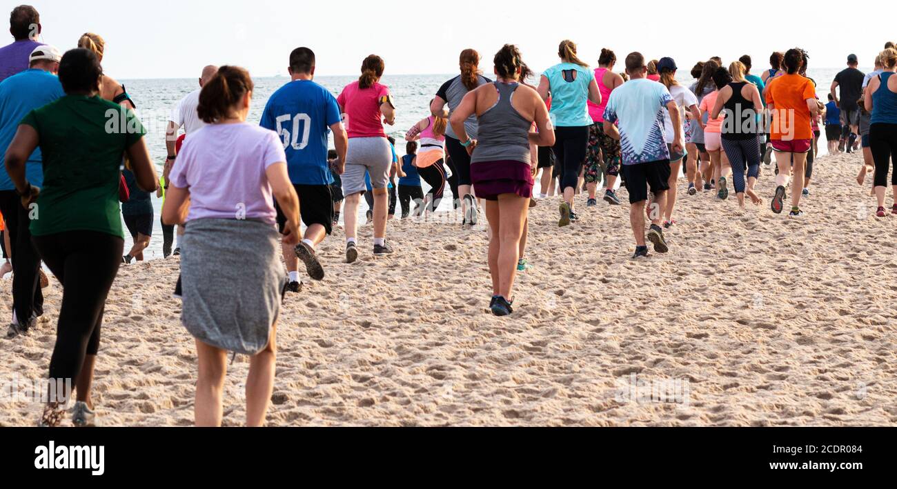 Babylon, New York, USA - 24. Juni 2019: Hunderte von Läufern sind ein Rennen am Strand als Teil des New York State Parks Sommer Serie von Rennen. Stockfoto