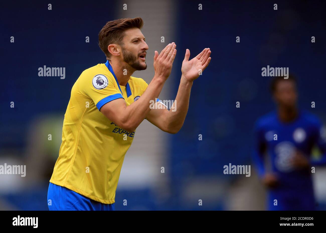 Adam Lallana von Brighton und Hove Albion während der Vorsaison im AMEX-Stadion in Brighton, wo bis zu 2500 Fans das Spiel sehen durften, nachdem die Regierung eine weitere Reihe von Sportveranstaltungen angekündigt hatte, die für die sichere Rückkehr der Zuschauer genutzt werden sollen. Stockfoto