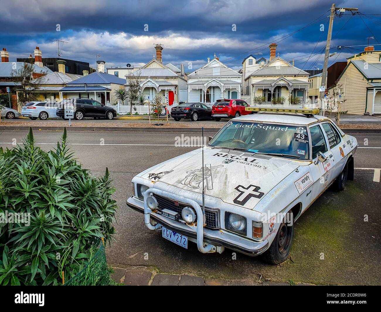 Melbourne, Australien - Klassisches australisches Auto Holden HX in religiösen Botschaften abgedeckt Stockfoto