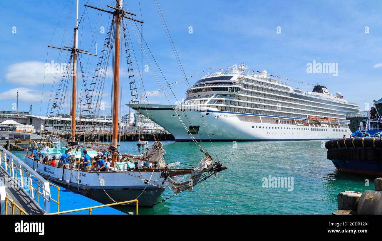 Ein traditionelles Segelschiff, die 'Ted Ashby', und ein moderner Kreuzfahrtschiff, die 'Viking Orion' in Auckland Harbour, Auckland, Neuseeland, Januar 27 2019 Stockfoto