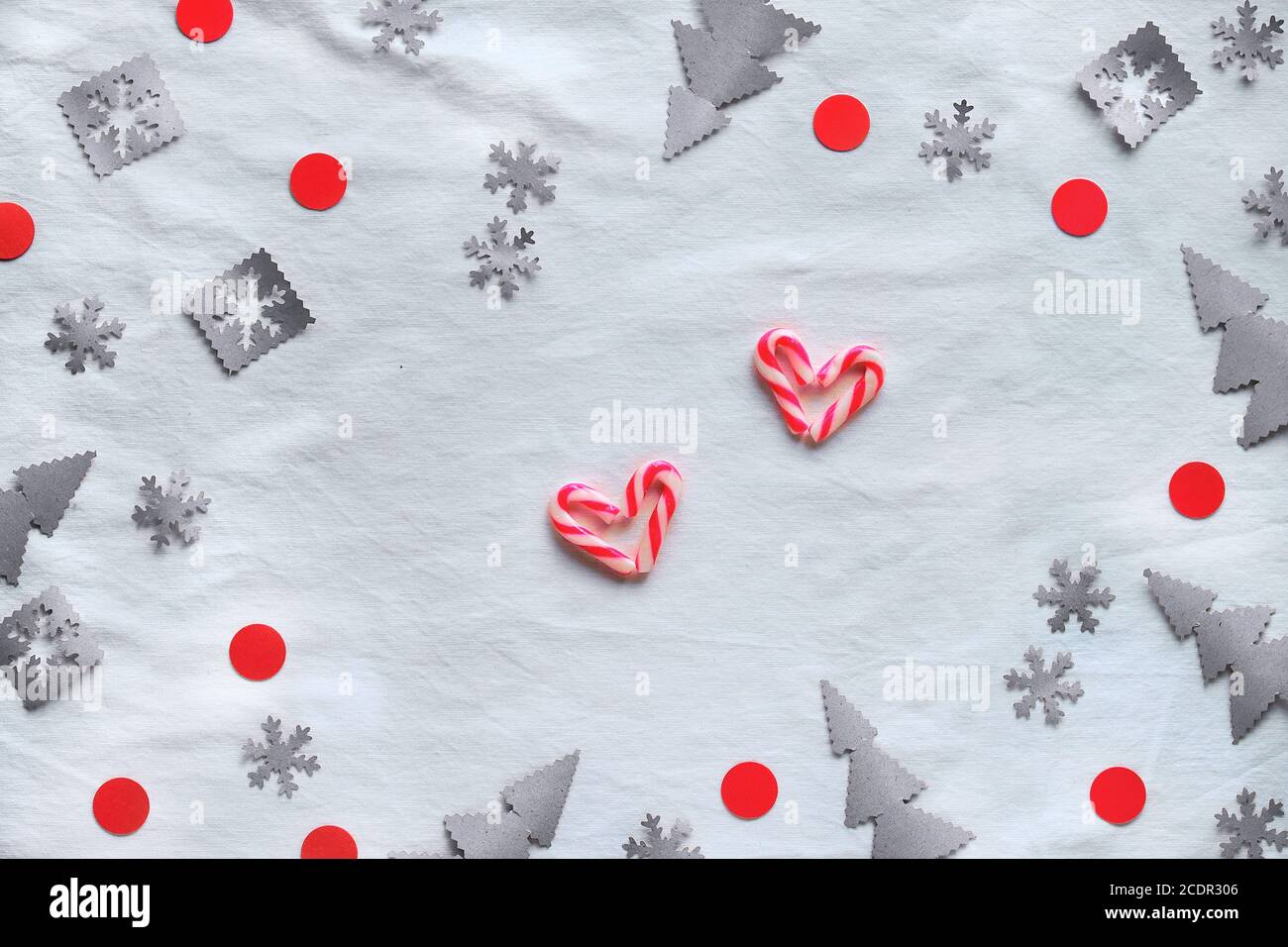 Weihnachten Winterzeit flach lag mit verschiedenen Papier Konfetti. Zero Waste umweltfreundliche Einrichtung aus Bastelpapier - Weihnachtsbaum Silhouetten, Schneeflocken in Seide Stockfoto