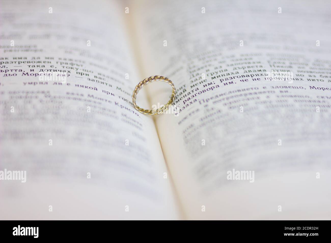 Ein Ehering in der Bibel Stockfoto