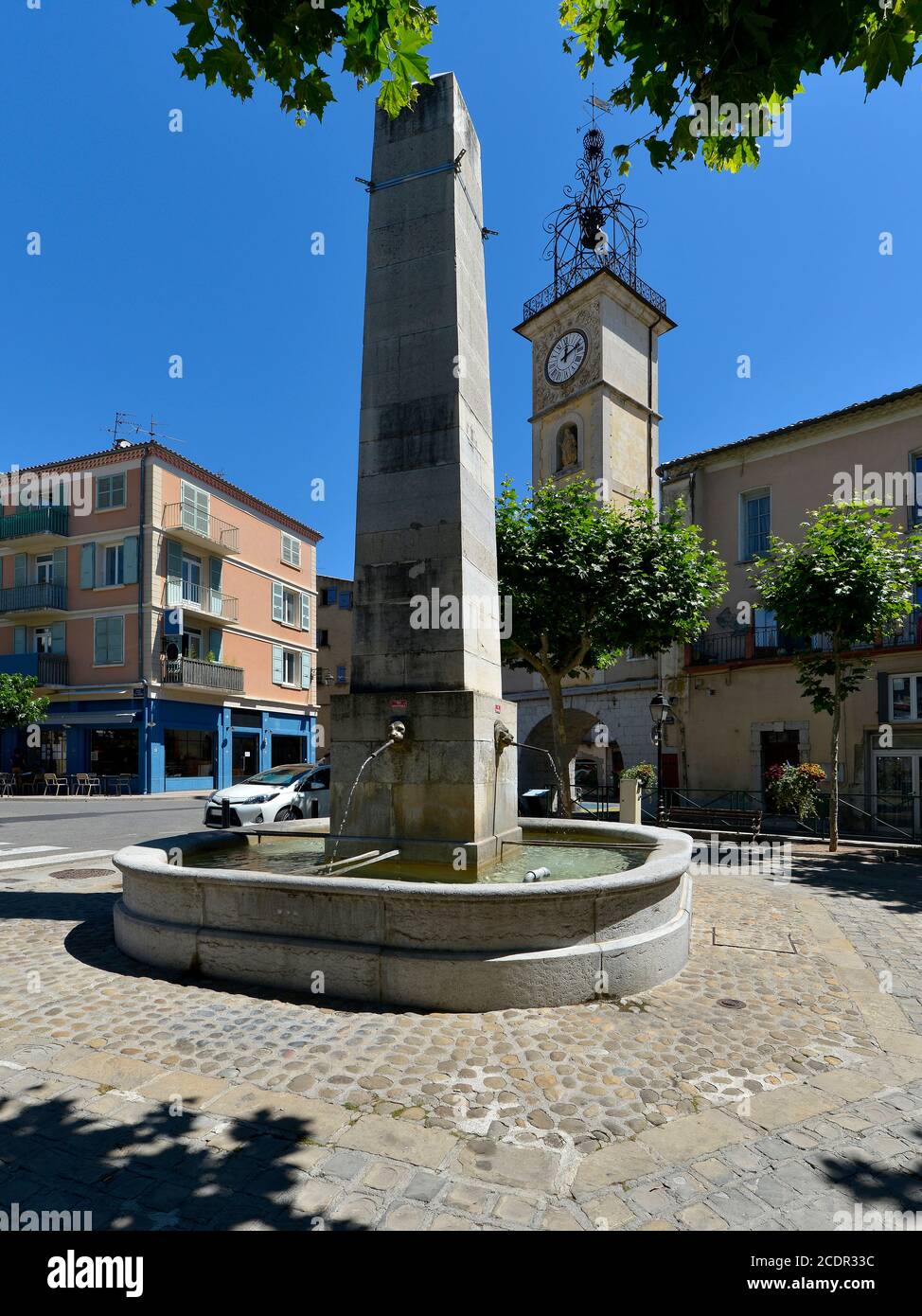 Brunnen und Kirche in Sisteron, einer Gemeinde im Département Alpes-de-Haute-Provence in der Region Provence-Alpes-Côte d'Azur im Südosten Frankreichs Stockfoto