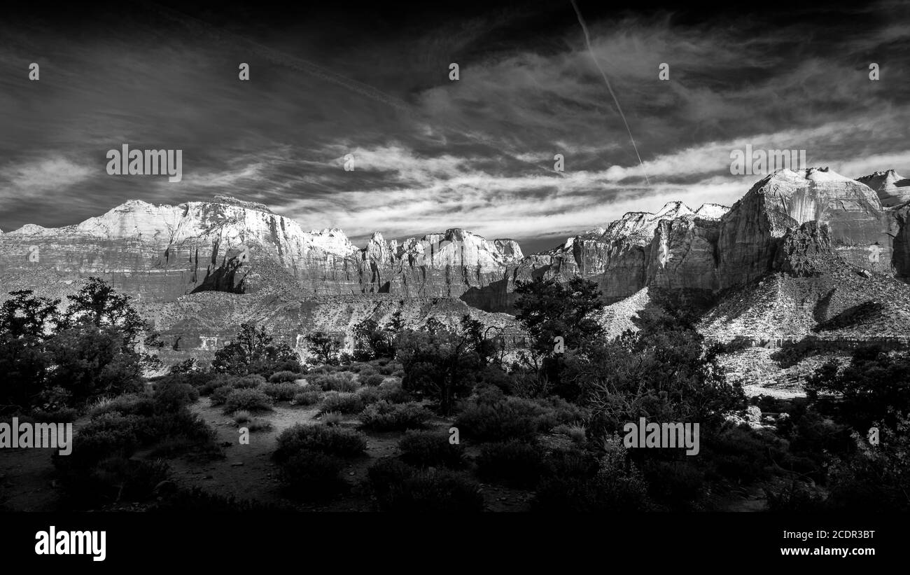 Schwarzweiß-Foto von Mt. Kinesava und der West Temple im Zion National Park in Utah, USA bei einer Wanderung am frühen Morgen auf dem Watchman Trail Stockfoto
