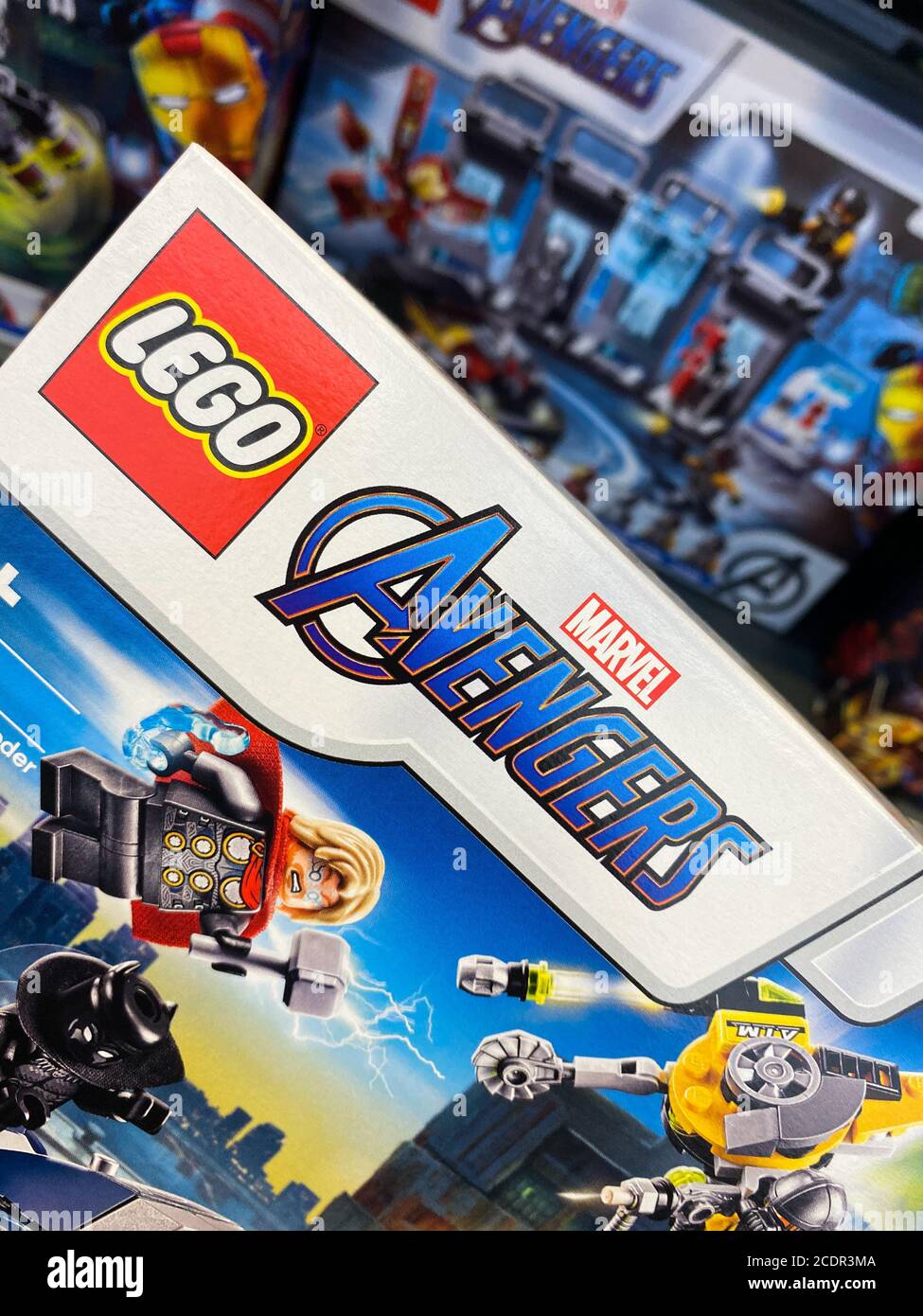 Viersen, Deutschland - 9. Juli. 2020: Blick auf Karton mit lego Marvel Avengers Spielzeug im Regal des deutschen Supermarkts (Fokus auf Karton) Stockfoto