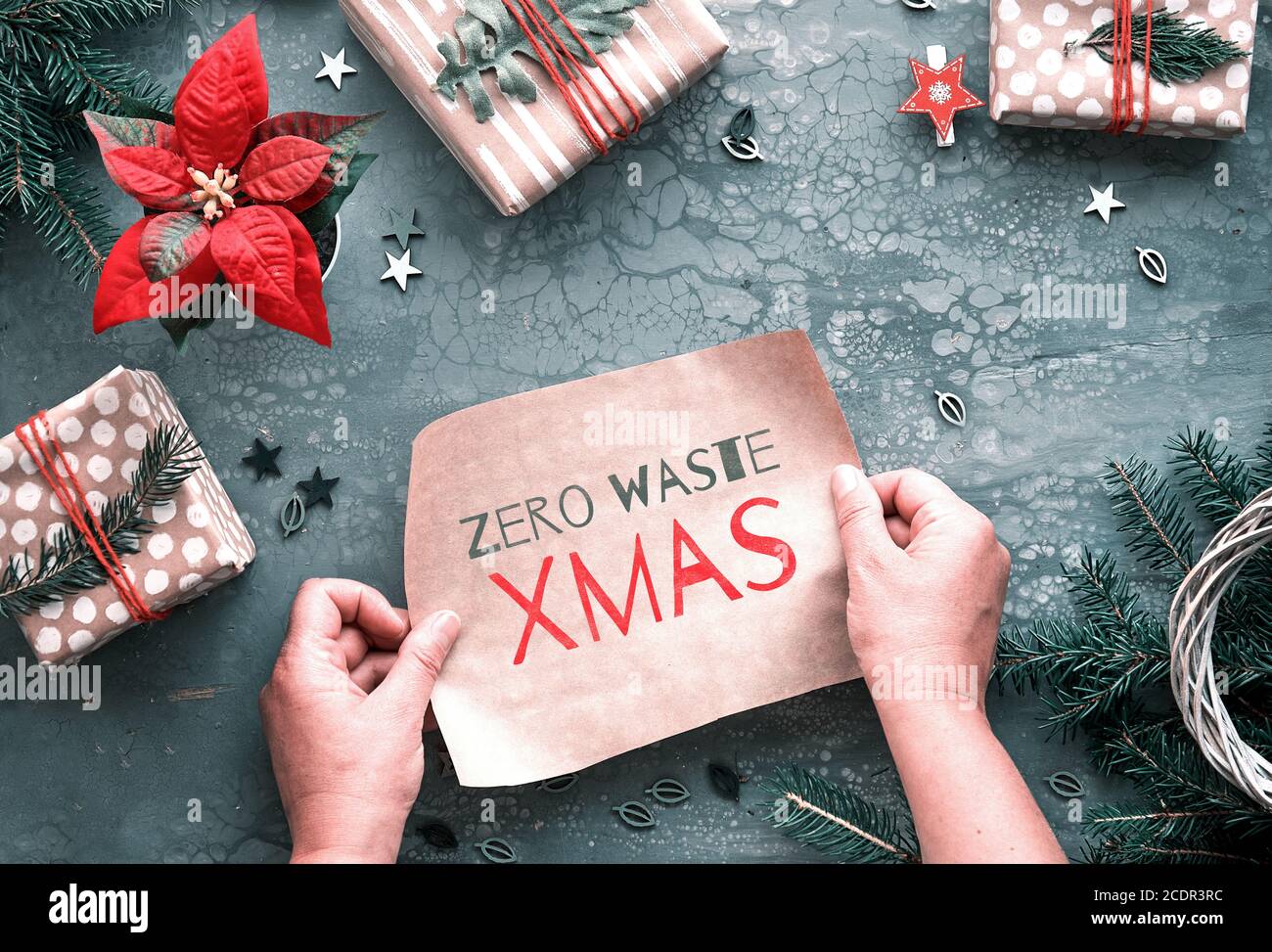 DIY Weihnachtsgeschenke und handgefertigte Dekorationen. Natürliche Kunststoff kostenlos umweltfreundliche Weihnachtsfeier. Text Zero Waste Weihnachten auf Bastelpapier. Flach liegend, oben Stockfoto