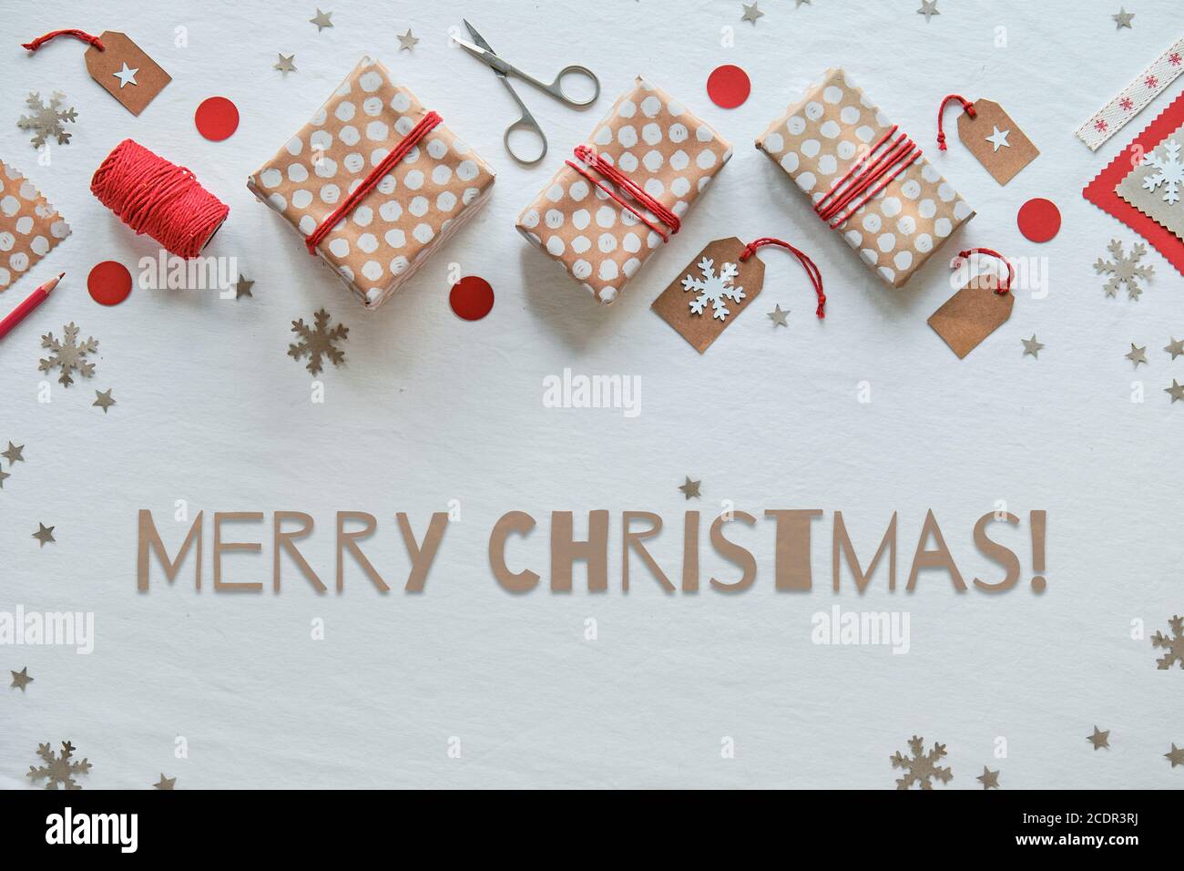 Text-Frohe Weihnachten. DIY Weihnachtsgeschenke und handgemachte Dekorationen. Natürliche Kunststoff kostenlos umweltfreundliche Weihnachtsfeier. Geschenkschachteln in Bastelverpackung p Stockfoto