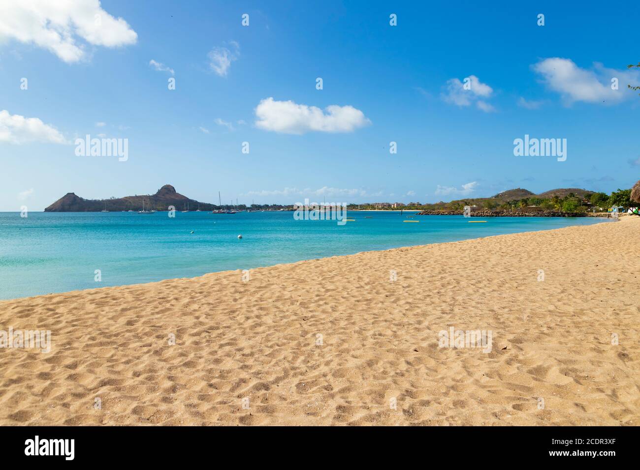 Der Blick auf die Pigeon Island National Landmark in Saint Lucia, vom Reduit Beach Stockfoto