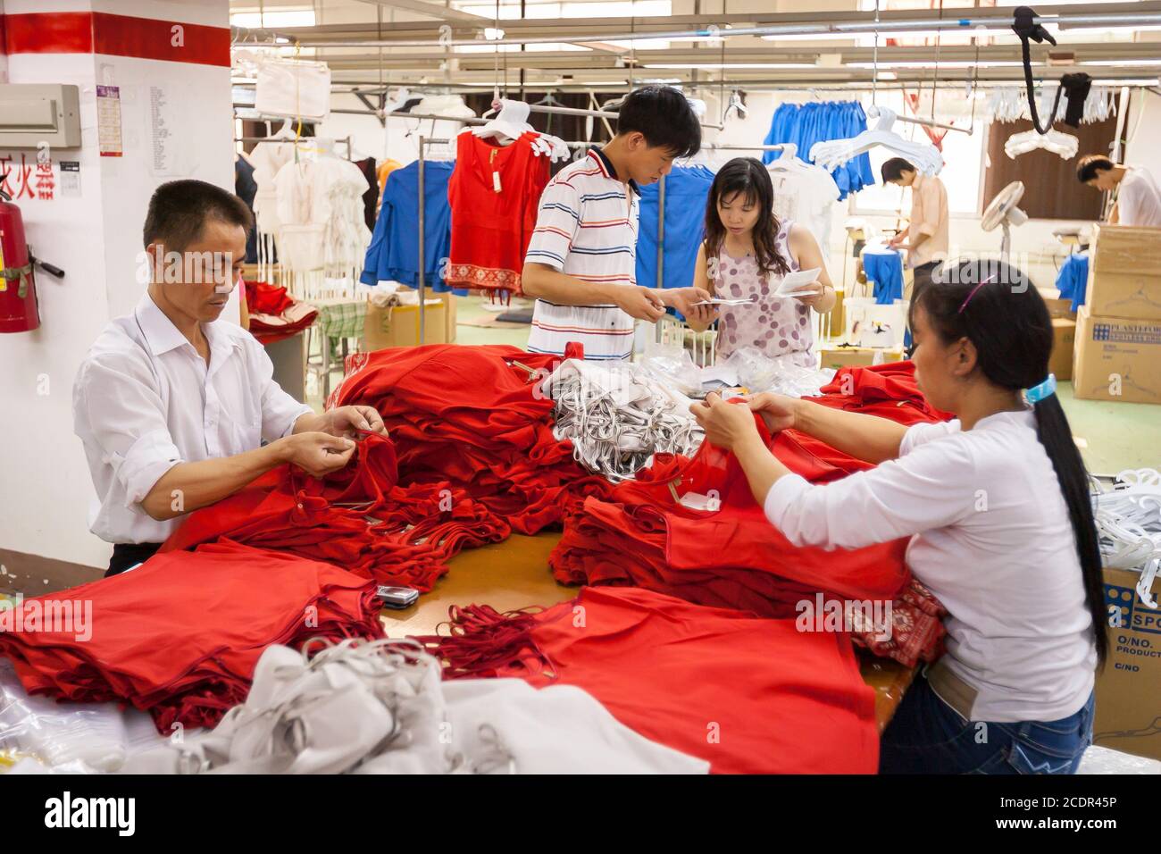 SHENZHEN, PROVINZ GUANGDONG, CHINA - Arbeiter in einer Bekleidungsfabrik in der Stadt Shenzhen. Stockfoto