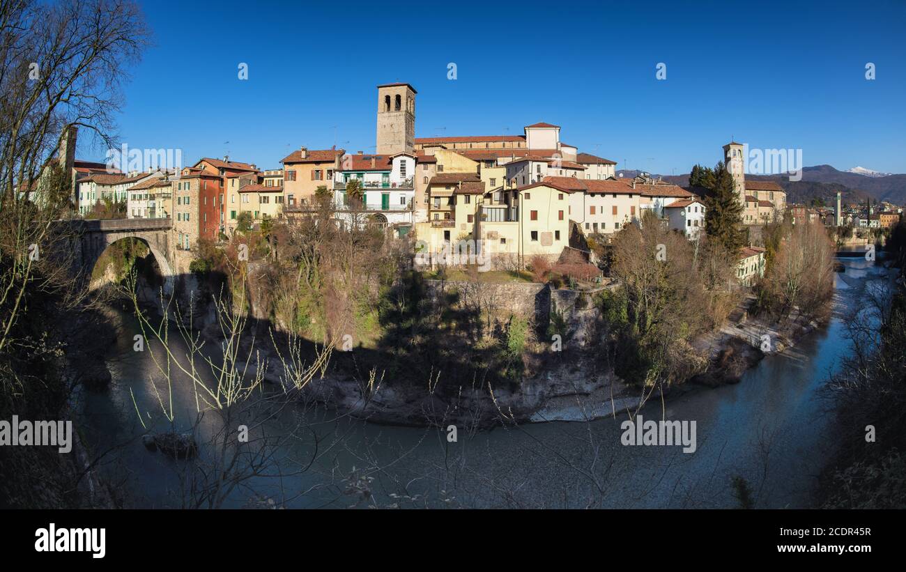 Blick auf Cividale del Friuli und den Fluss Natisone, Provinz Udine, Friaul Julisch Venetien, Italien. Schöne italienische Stadt, UNESCO-Weltkulturerbe. Stockfoto
