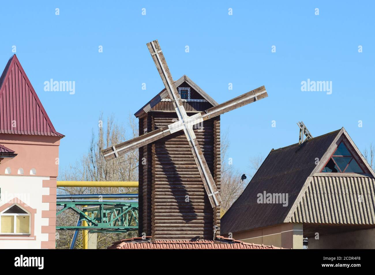 Dekorative Holzmühle. Mühle, um die Straßen zu schmücken. Häuser und Gebäude Stockfoto