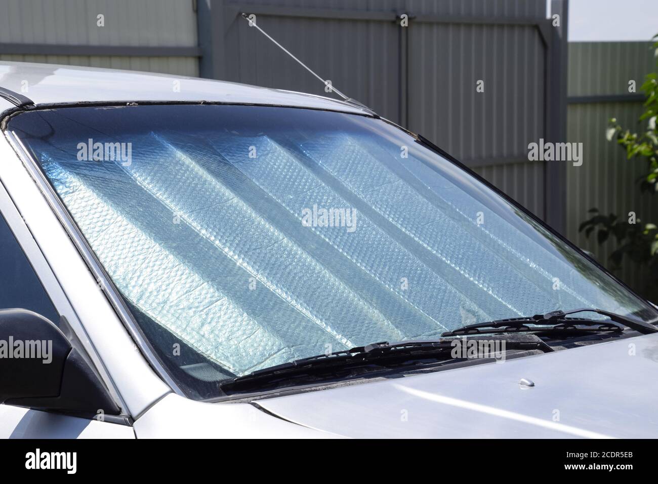 Sonne-Reflektor Windschutzscheibe. Schutz des Bereichs Auto vor direkter Sonneneinstrahlung. Stockfoto