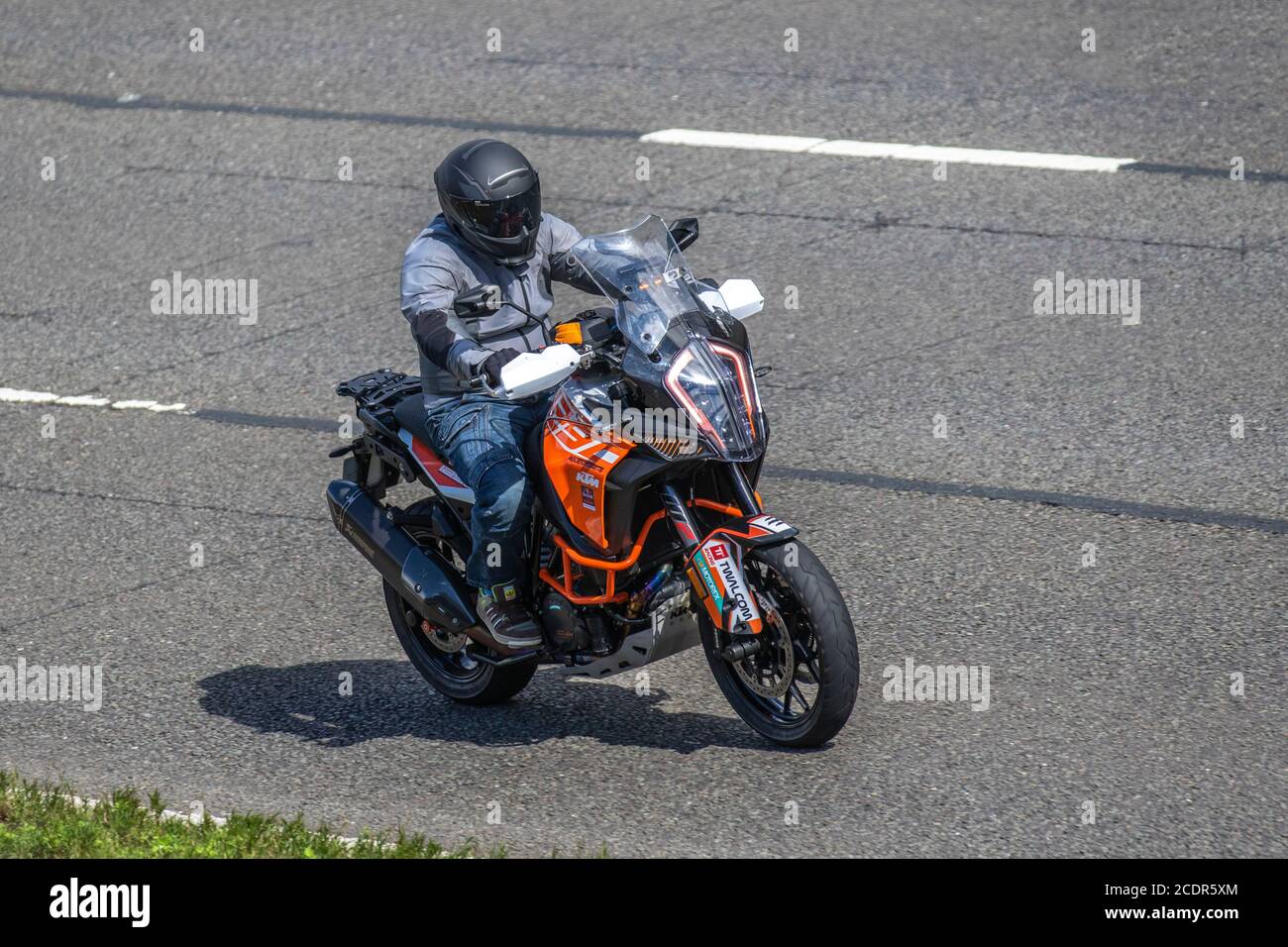 KTM orange Adventure 6 Motorradfahrer; zweirädrige Transport, Motorräder, Fahrzeug, Straßen, Motorräder, Motorradfahrer fahren in Chorley, UK Stockfoto