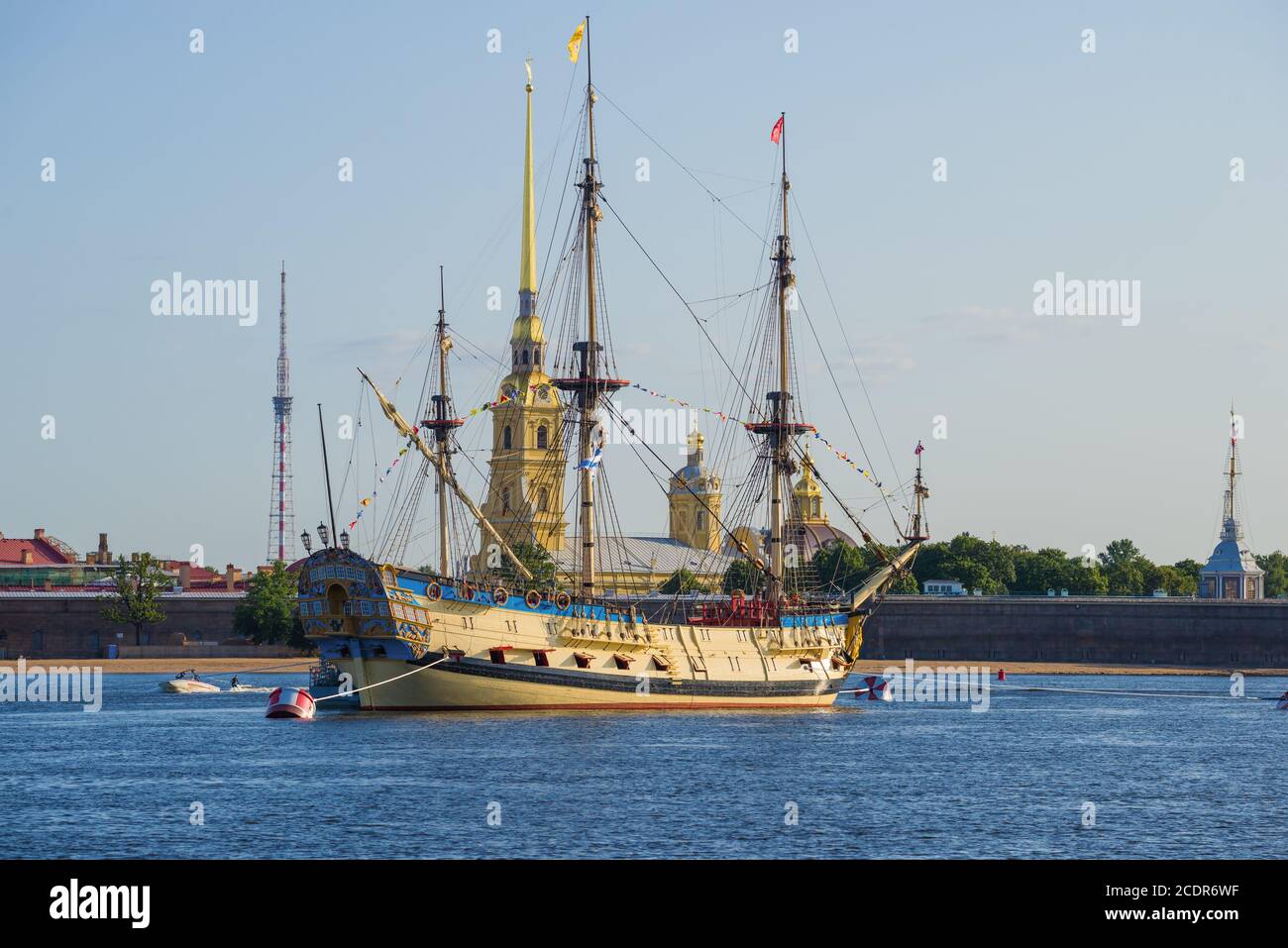 SANKT PETERSBURG, RUSSLAND - 25. JULI 2019: Russisches Schlachtschiff 'Poltava' vor der Peter und Paul Kathedrale an einem Julitag Stockfoto