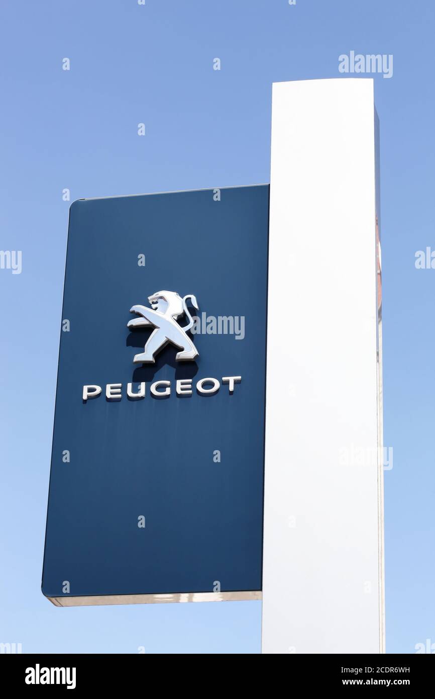 Pierre Benite, Frankreich - 21. Mai 2020: Peugeot-Logo auf einem Schild. Peugeot ist eine französische Automobilmarke, die zur automobilgruppe peugeot Citroen gehört Stockfoto