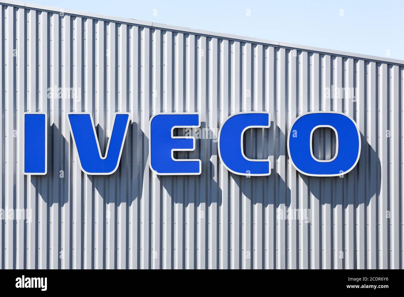 Villefranche, Frankreich - 17. Mai 2020: Iveco-Logo auf einem Gebäude. Iveco ist ein italienisches Unternehmen für die Herstellung von Industriefahrzeugen mit Sitz in Turin, Italien Stockfoto