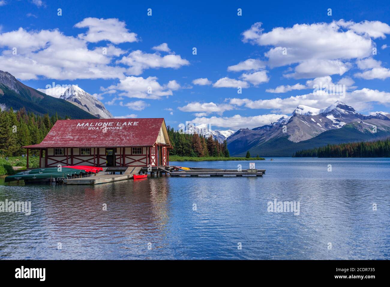 Das Bootshaus am Maligne Lake mit Blick auf den Maligne Lake, Jasper National Park, Alberta, Kanada. Stockfoto