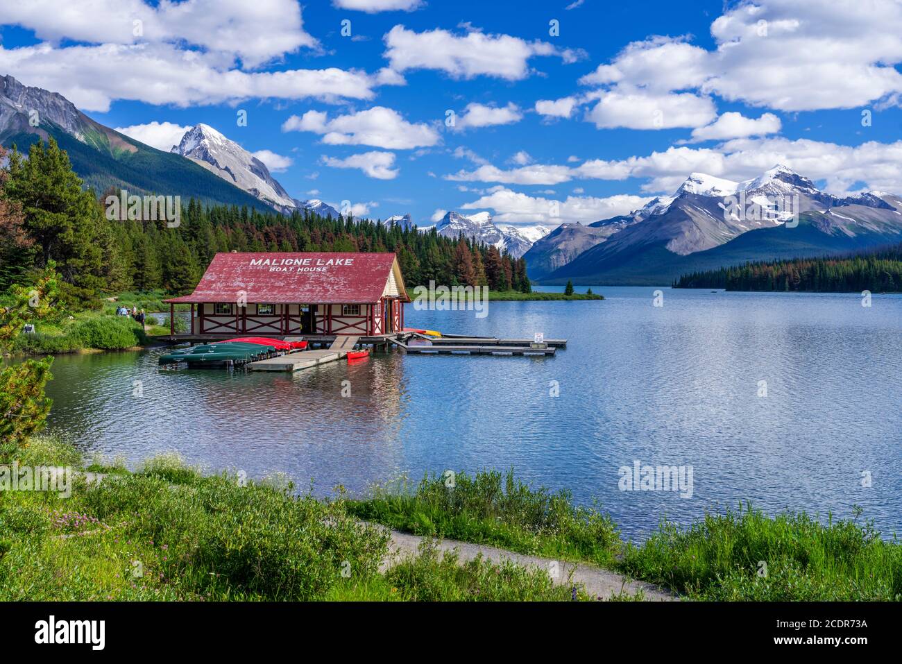 Das Bootshaus am Maligne Lake mit Blick auf den Maligne Lake, Jasper National Park, Alberta, Kanada. Stockfoto