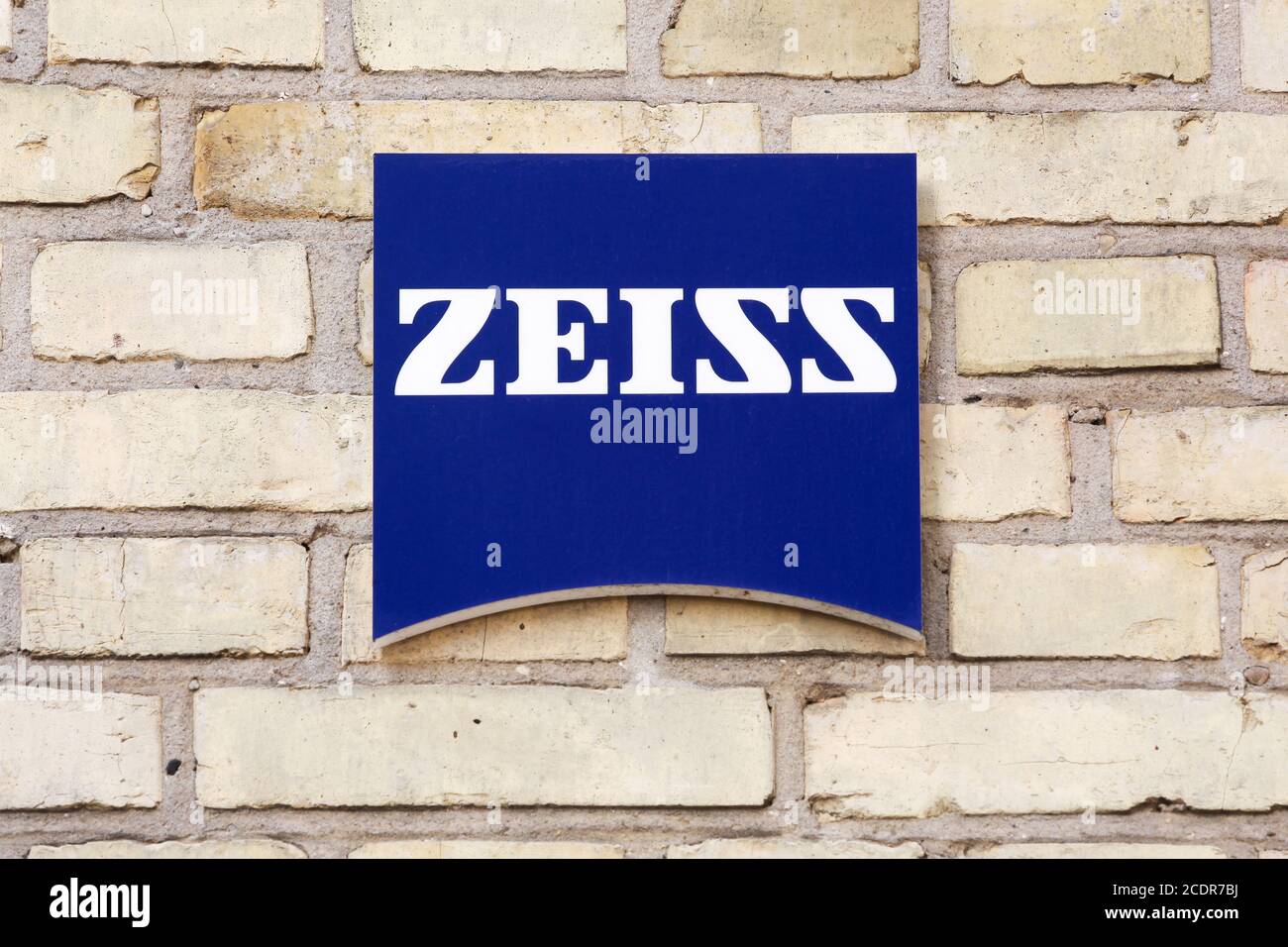 Odense, Dänemark - 13. August 2020: Zeiss-Logo an der Wand. Zeiss ist ein deutscher Hersteller von optischen Systemen und Optoelektronik Stockfoto