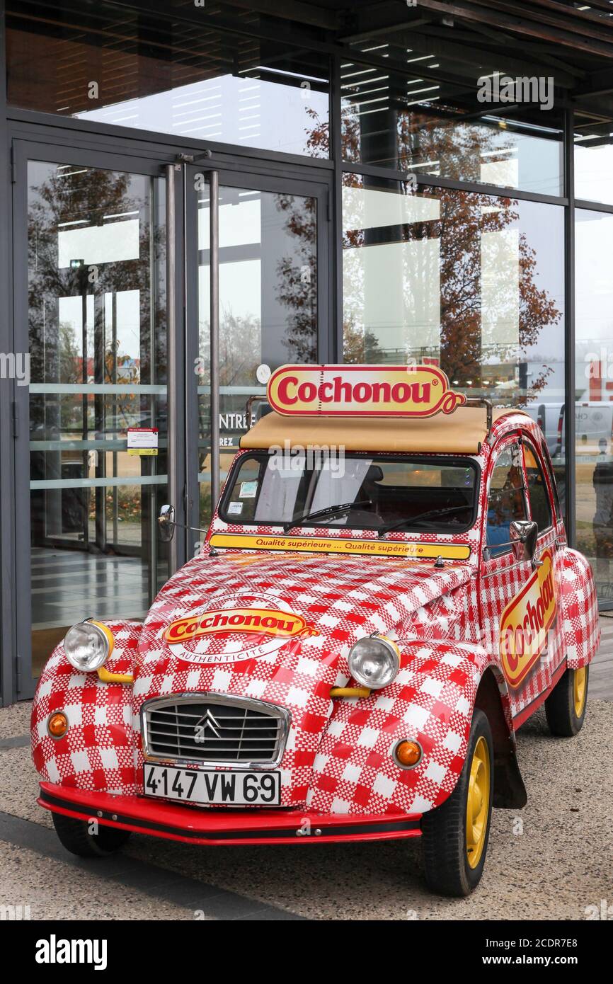 Villefranche sur Saone, Frankreich - 16. November 2018: 2cv citroen von der Tour de France mit Cochonou Werbung Stockfoto