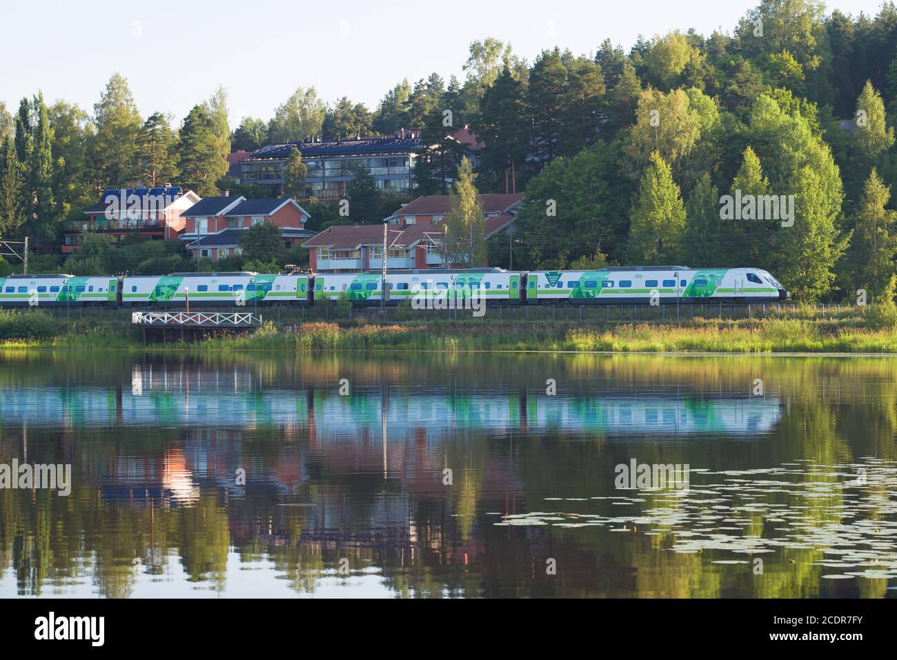 HAMEENLINNA, FINNLAND - 24. JULI 2018: Der Personenzug SM3 'Pendolino' fährt über die Küste des Vanayavesi-Sees Stockfoto