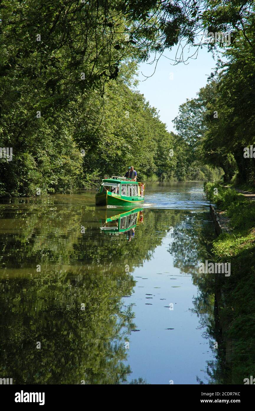 Ausflugsboot 'Egremont' nähert sich der Donnington Bridge, Chichester, West Sussex England. Juli. Mit freundlicher Genehmigung des Chichester Canal Trust. Stockfoto