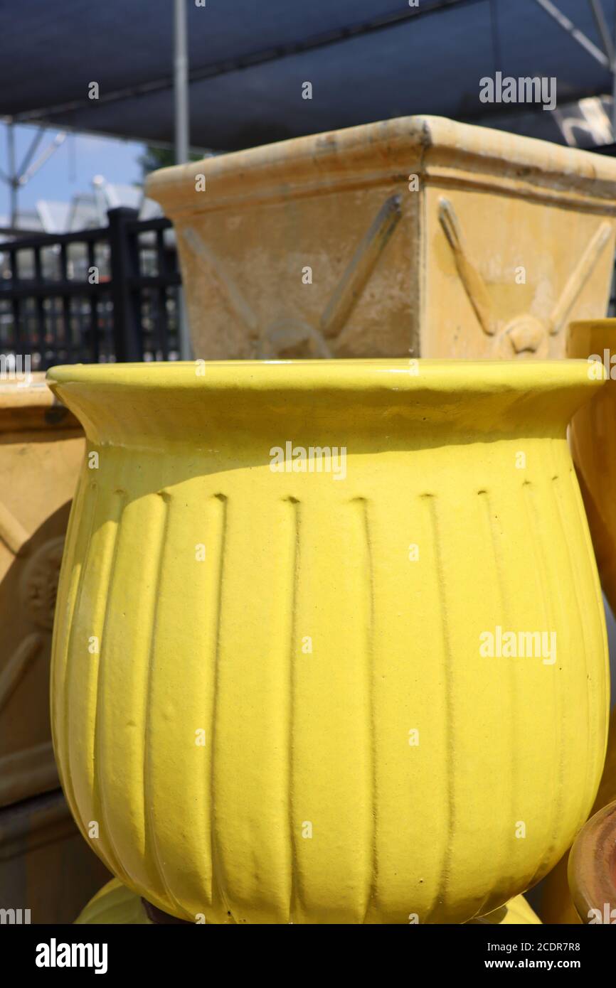 Die gelbe Keramik ist hell gefärbt. Stockfoto