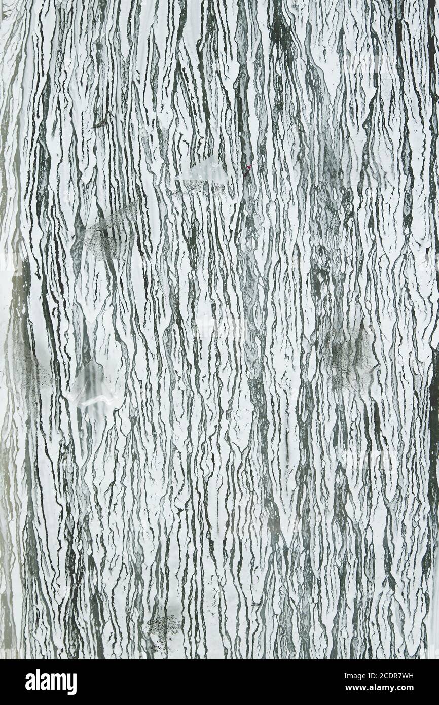 Weiße Malstriche auf einem Schaufenster, abstrakter Hintergrund Stockfoto