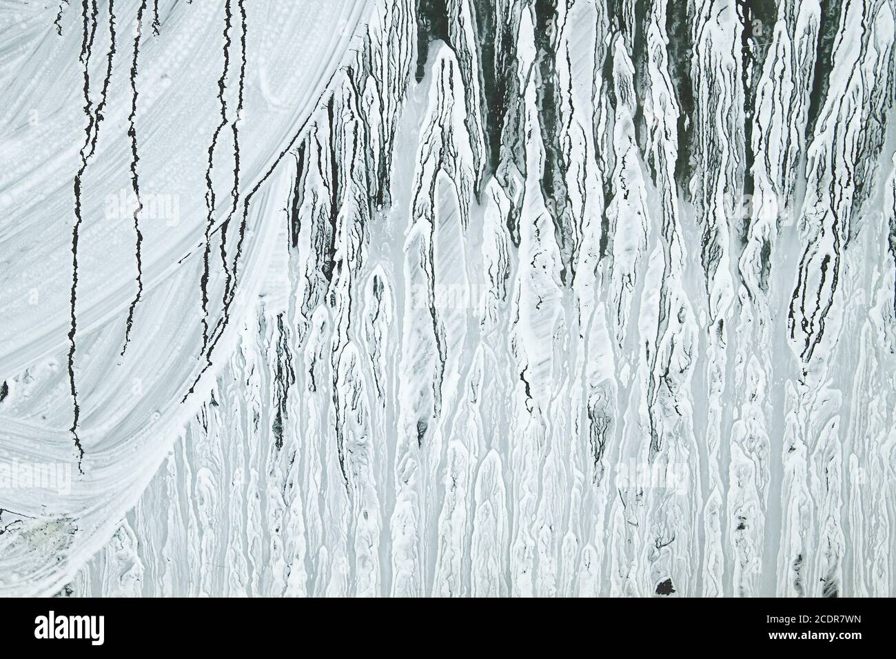 Weiße Malstriche auf einem Schaufenster, abstrakter Hintergrund Stockfoto