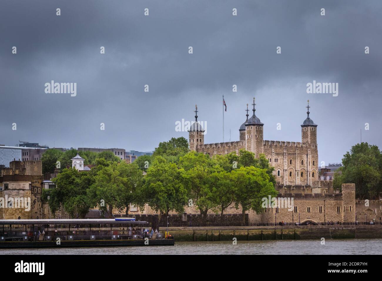 Tower of London von der Themse, her Majesty's Royal Palace und Fortress of the Tower of London, historisches Schloss an der Themse, London, Großbritannien Stockfoto