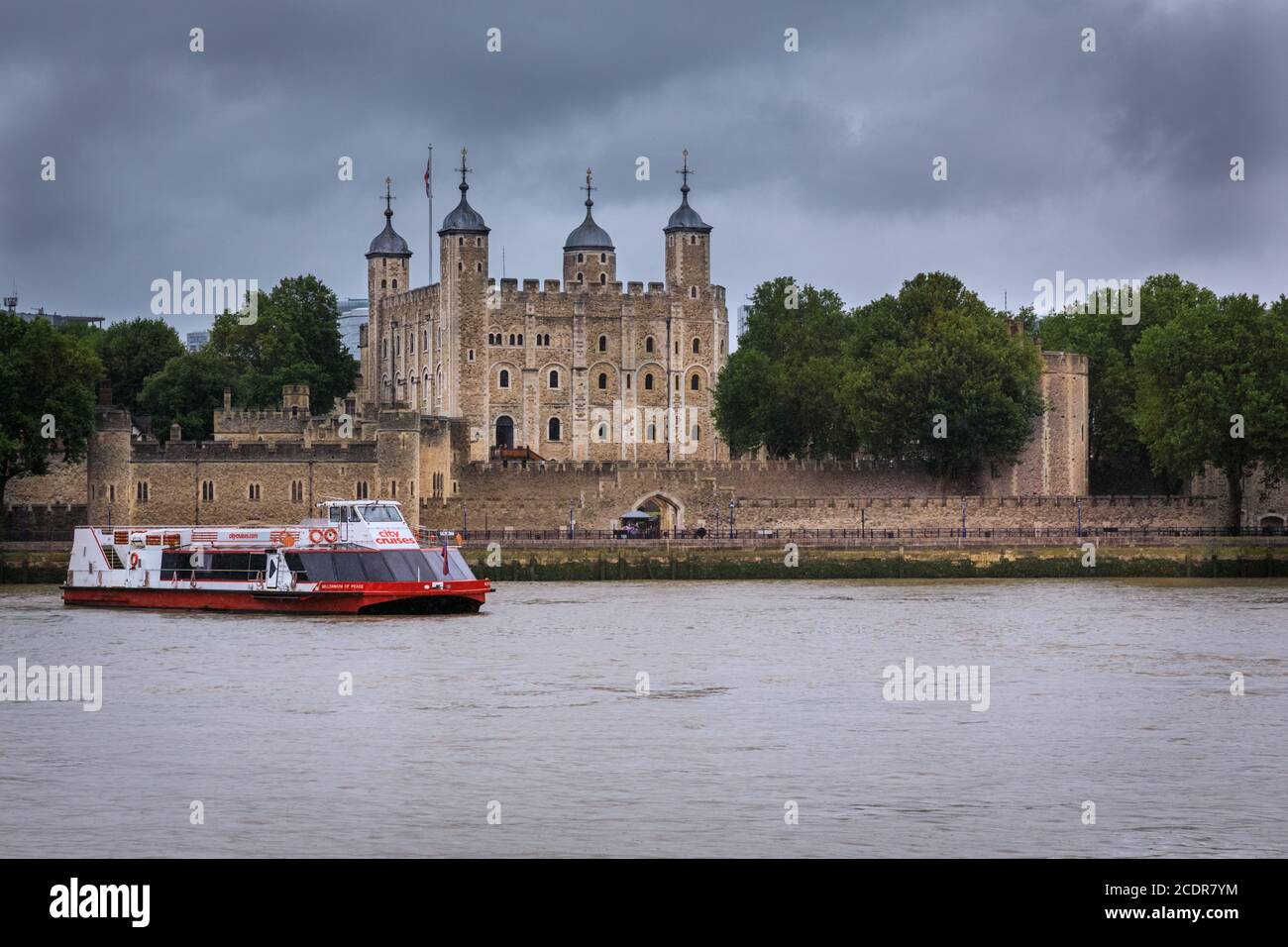 Tower of London von der Themse, her Majesty's Royal Palace und Fortress of the Tower of London, historisches Schloss an der Themse, London, Großbritannien Stockfoto