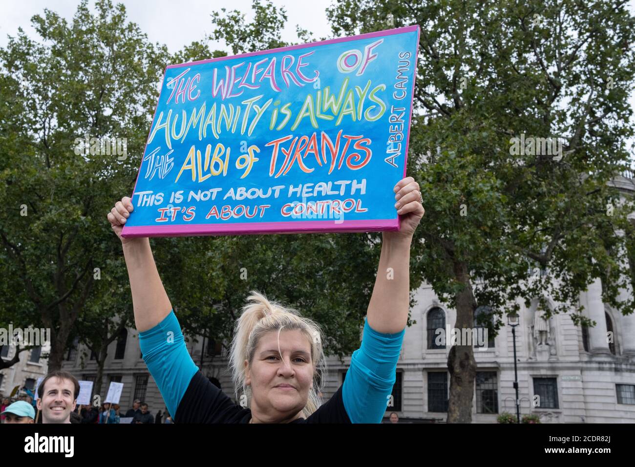 Anti-Lockdown-Verschwörungstheoretiker und Coronavirus-Leugner protestieren am Trafalgar Square für persönliche Freiheiten und gegen die Regierung und die Mainstream-Medien, die, wie sie sagen, hinter Desinformation und Unwahrheiten über die covid Pandemie am 29. August 2020 in London, England, stehen. Stockfoto