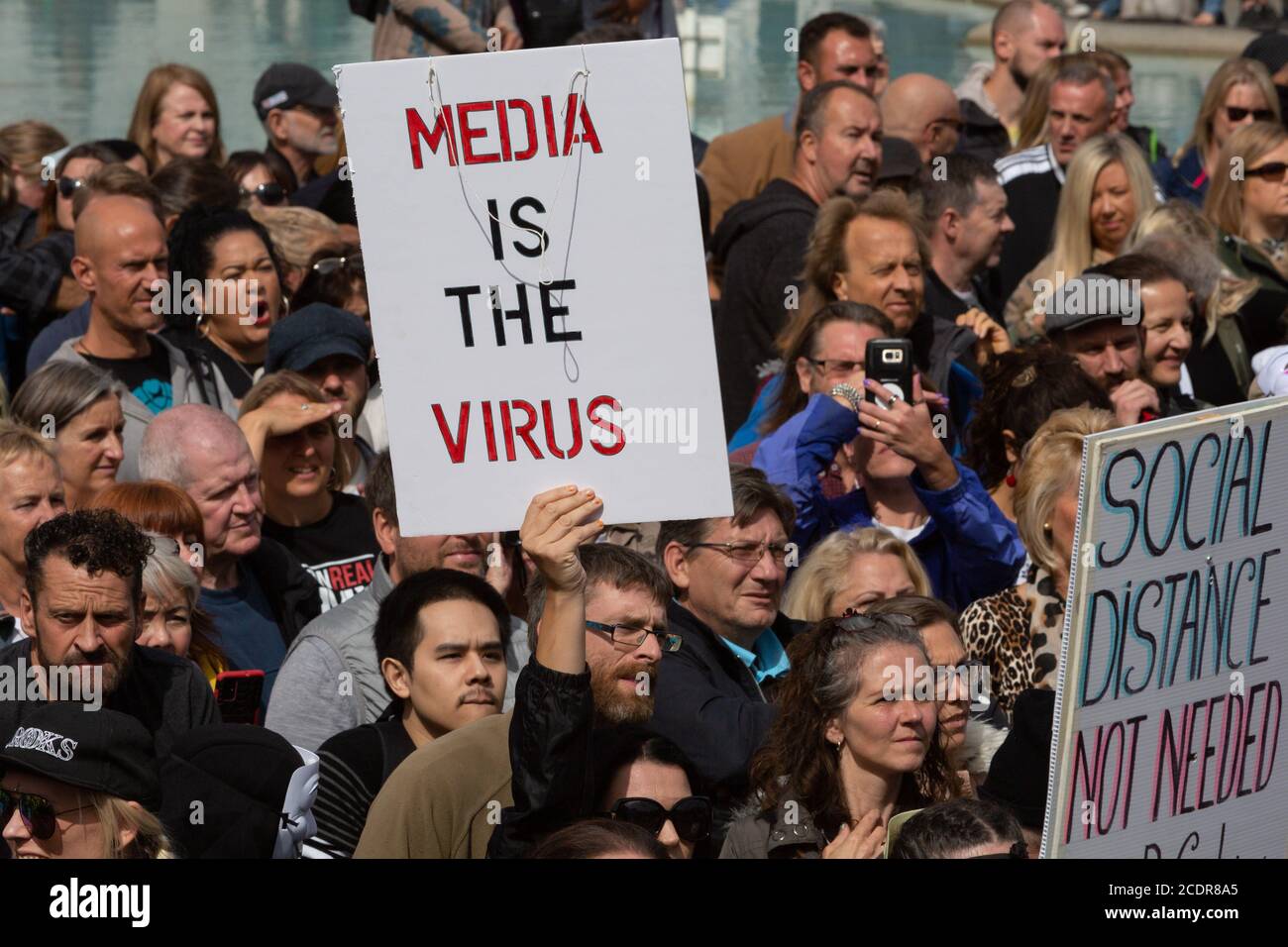 Anti-Lockdown-Verschwörungstheoretiker und Coronavirus-Leugner protestieren am Trafalgar Square für persönliche Freiheiten und gegen die Regierung und die Mainstream-Medien, die, wie sie sagen, hinter Desinformation und Unwahrheiten über die covid Pandemie am 29. August 2020 in London, England, stehen. Stockfoto