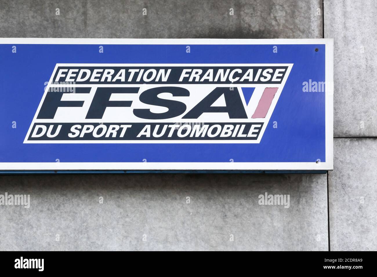 Lyon, Frankreich - 7. Juni 2020: Logo des französischen Automobilsportverbandes auf einer 1952 gegründeten Mauer Stockfoto