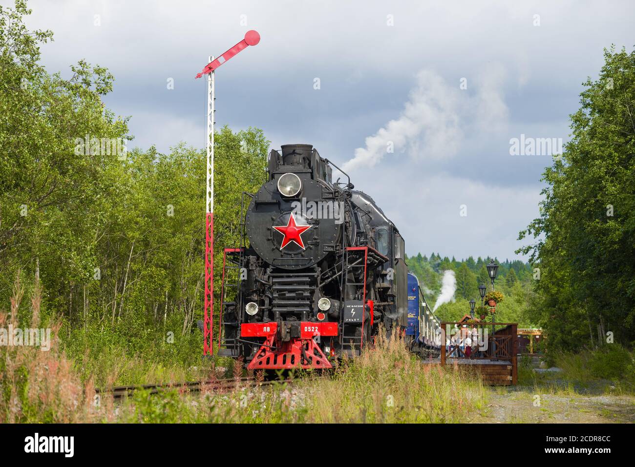 RUSKEALA, RUSSLAND - 15. AUGUST 2018: Sowjetische Dampflokomotive LV-0522 und Retrozug 'Ruskeala Express' auf der Ruskeala Bergpark Station Stockfoto