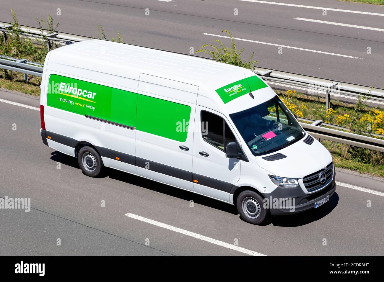 Europcar Mercedes-Benz Sprinter auf der Autobahn. Europcar Mobility Group ist eine französische Autovermietung, die 1949 in Paris gegründet wurde. Stockfoto