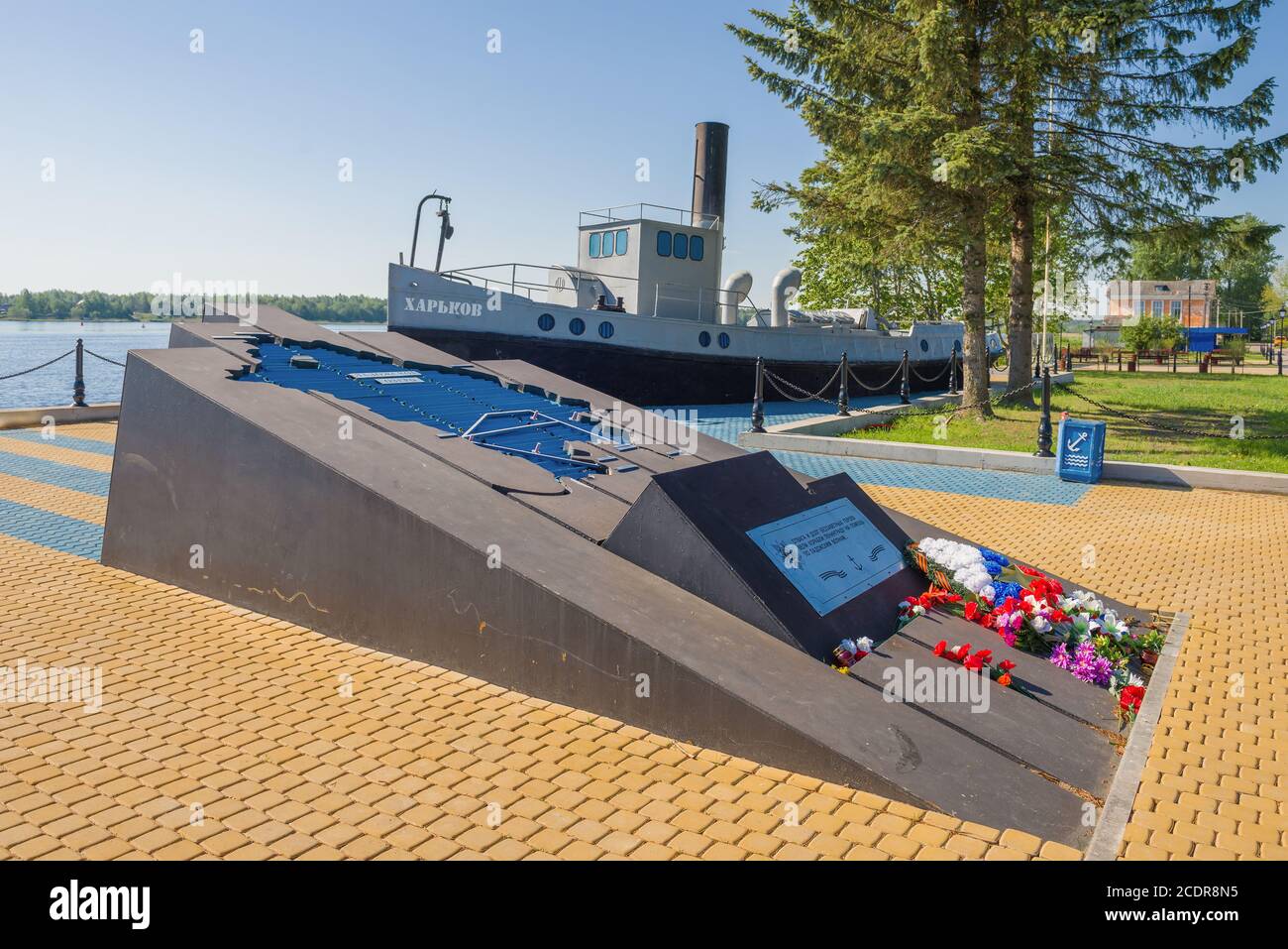 NOWAJA LADOGA, RUSSLAND - 07. JUNI 2020: Am Denkmal für die Seemänner der Ladoga-Flottille und Flussarbeiter des Nord-westlichen Schifffahrtskomitees Stockfoto