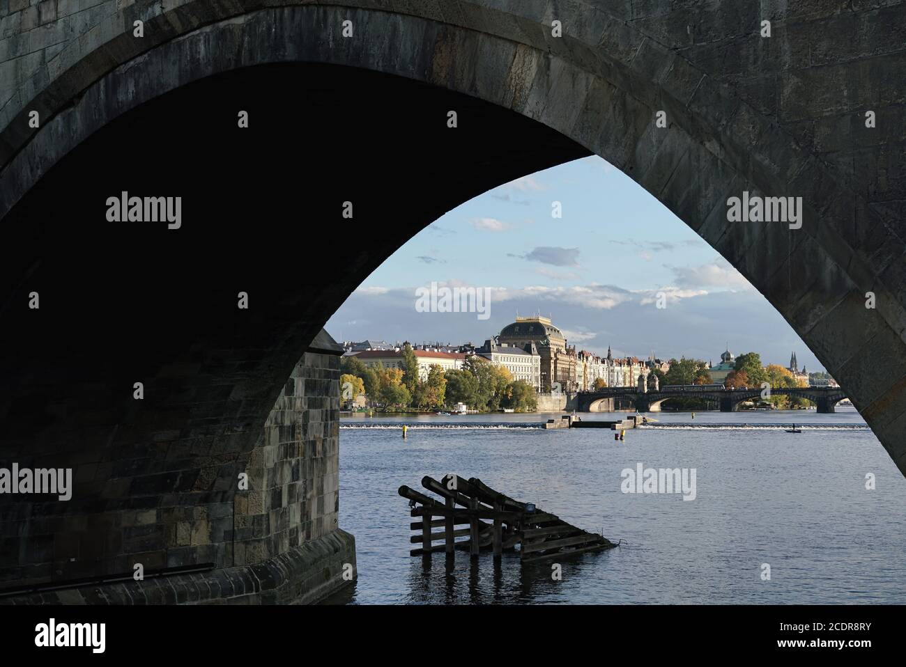 Blick unter der Karlsbrücke nach Prag mit dem National Theater Stockfoto