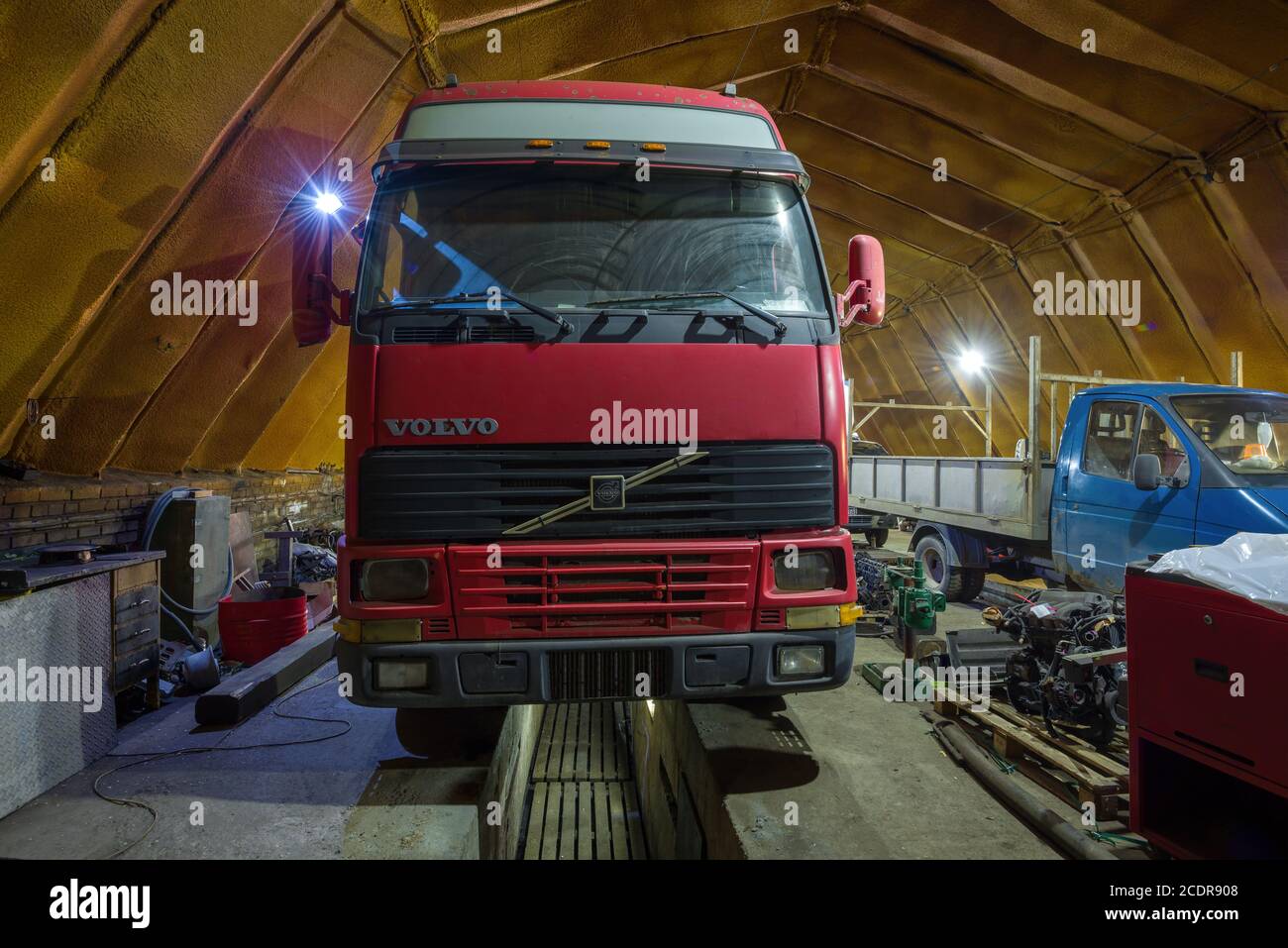 ST. PETERSBURG, RUSSLAND - 04. AUGUST 2020: Alte LKW Volvo FH12 auf Reparatur im Hangar eines Güterwagen-Service Stockfoto