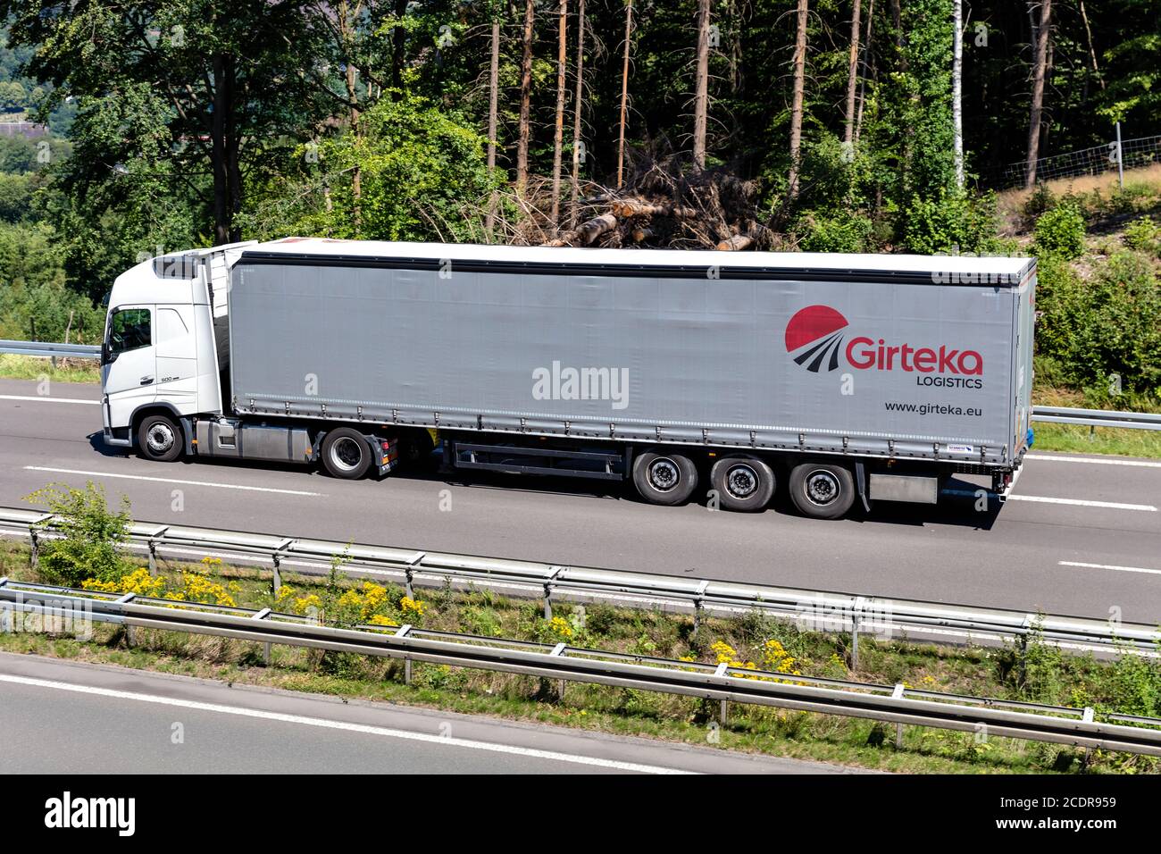 Volvo FH LKW mit Girteka Curtainside Anhänger auf der Autobahn. Stockfoto