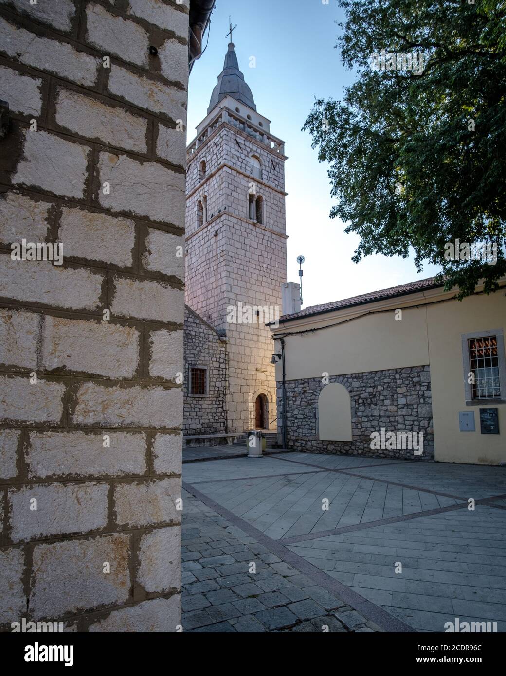 Kirche Mariä Himmelfahrt, Omisalj, Kroatien Stockfoto