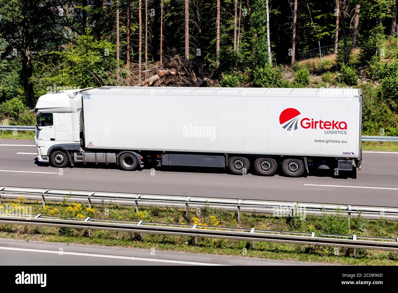 DAF XF LKW mit Girteka temperaturgesteuertem Anhänger auf der Autobahn. Stockfoto