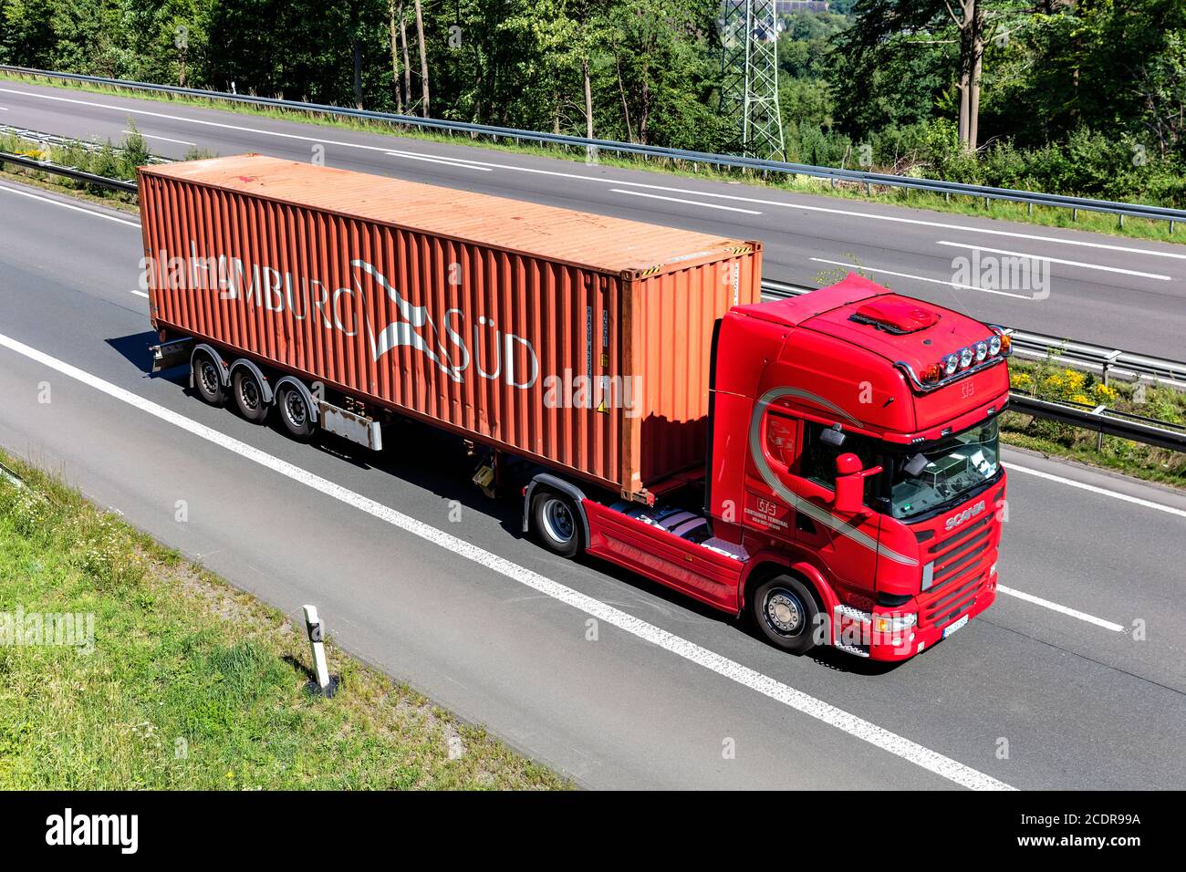 CTS Scania LKW mit Hamburg Süd Container auf Autobahn. Stockfoto