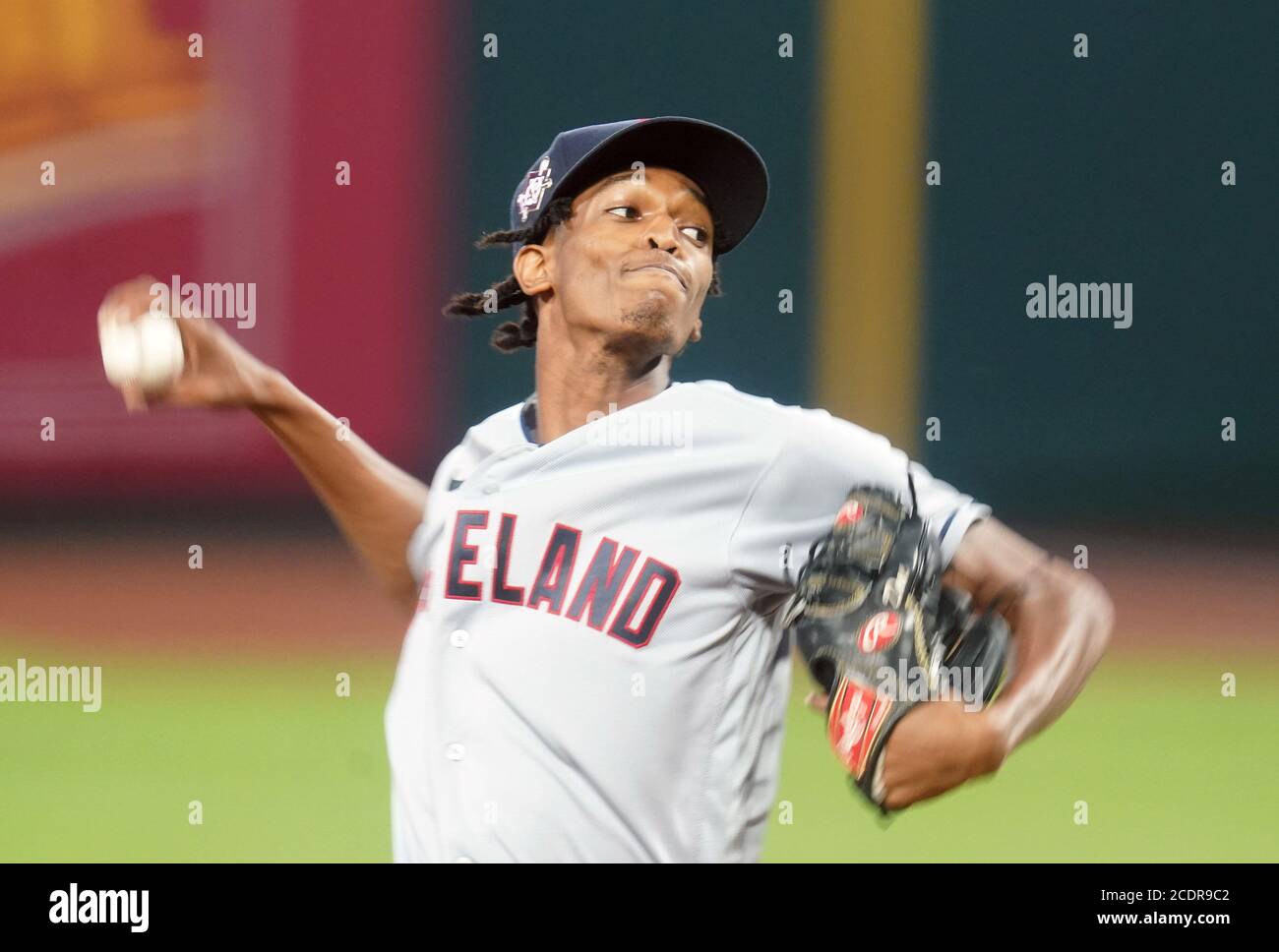 St. Louis, USA. August 2020. Cleveland Indians Start Pitcher Triston McKenzie liefert ein Feld an die St. Louis Cardinals in der ersten Inning im Busch-Stadion in St. Louis am Freitag, 28. August 2020. Foto von Bill Greenblatt/UPI Kredit: UPI/Alamy Live News Stockfoto