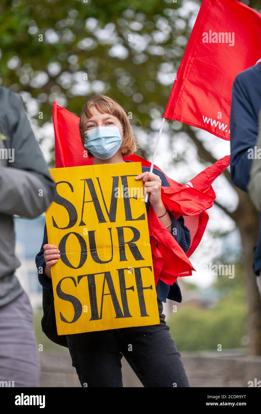 London, Großbritannien. August 2020. Demonstranten demonstrieren vor der Southbank. Die heutige Aktion ist Teil einer umfassenderen Kampagne von Tate-Mitarbeitern und -Unterstützern, aus Protest gegen die Kürzung von 313 Arbeitsplätzen durch Tate Enterprises aufgrund der COVID-19-Pandemie. Quelle: Neil Atkinson/Alamy Live News. Stockfoto