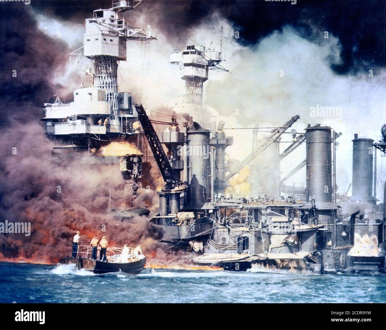 Pearl Harbor 1941. Ein kleines Boot, das nach dem japanischen Angriff auf Pearl Harbor am 7. Dezember 1941 einen Seemann aus der USS West Virginia rettet und im Hintergrund brennt. Stockfoto