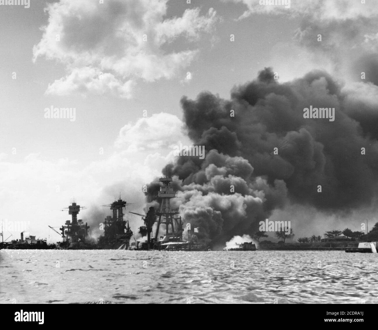 Pearl Harbor 1941. Foto der USS Arizona, der USS Tennessee und der USS West Virginia nach dem japanischen Angriff auf Pearl Harbor, 7. Dezember 1941. Stockfoto