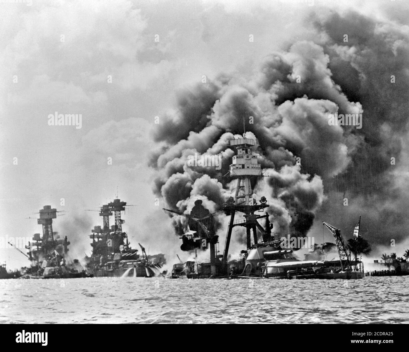Pearl Harbor 1941. Foto der U.S.S. West Virginia (schwer beschädigt), U.S.S. Tennessee (beschädigt) und U.S.S. Arizona (versenkt), nach dem japanischen Angriff auf Pearl Harbor, 7. Dezember 1941. Stockfoto
